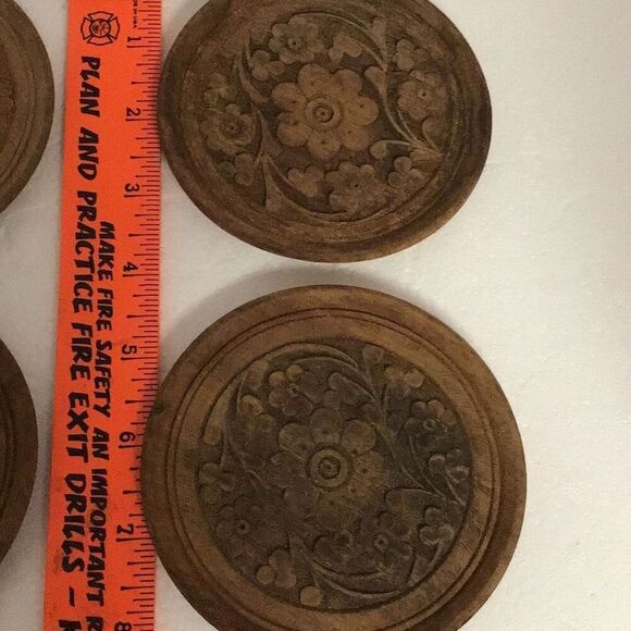 Set a five hand carved wooden floral coasters - Picture 3 of 4